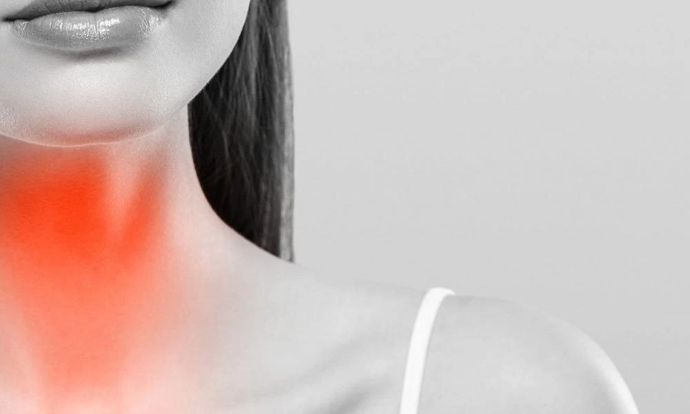 Λεμόνι, μέλι, ή αλκοόλ είναι η καλύτερη αντιμετώπιση για τον πονόλαιμο;